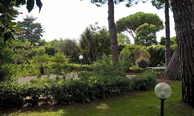 Colonia Elena Villa | Large single-family villa with 1300 sq m tree-lined garden a stone's throw from the sea
