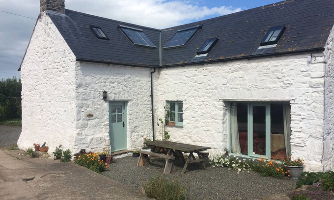 St Brides House | Large spacious Cottage in coastal location, sleeps up to 12 in 4 bedrooms