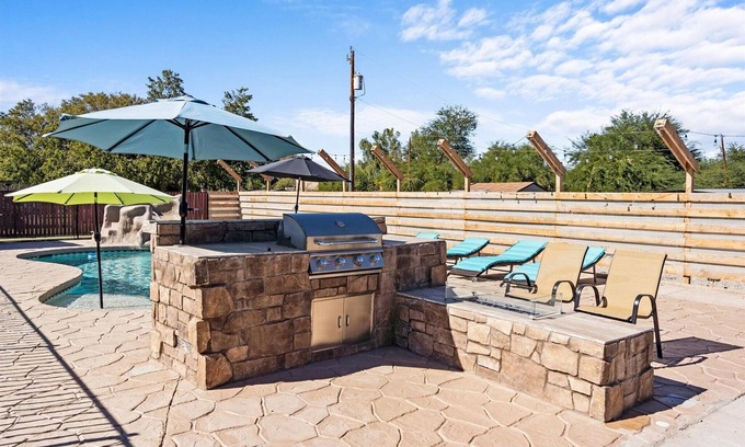 Gilbert House | Large Spacious Pet Friendly Home with Pool, Hot Tub, Sport Court, Putting Green