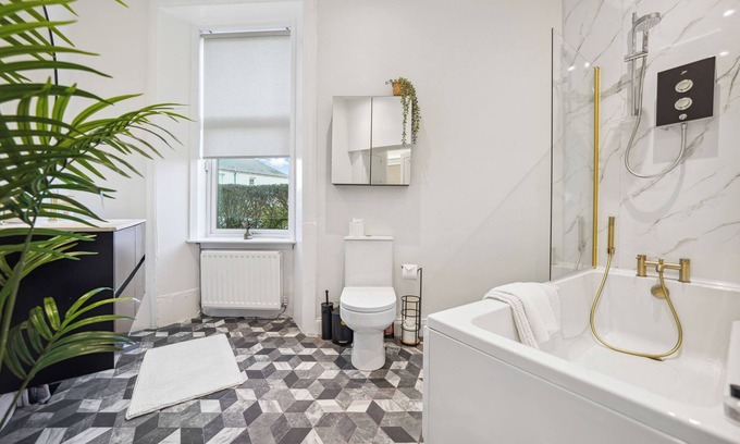 Glasgow House | Large Terrace Home with Parking
