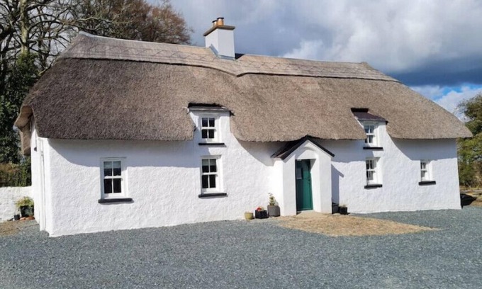 Monageer House | Large Thatched Farmhousen
