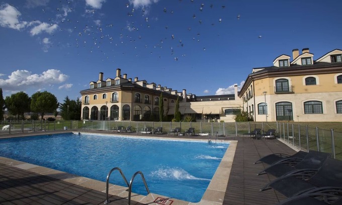 Cebreros House | Large Unit with Easy Golf Access Ideal for Leisure Travelers