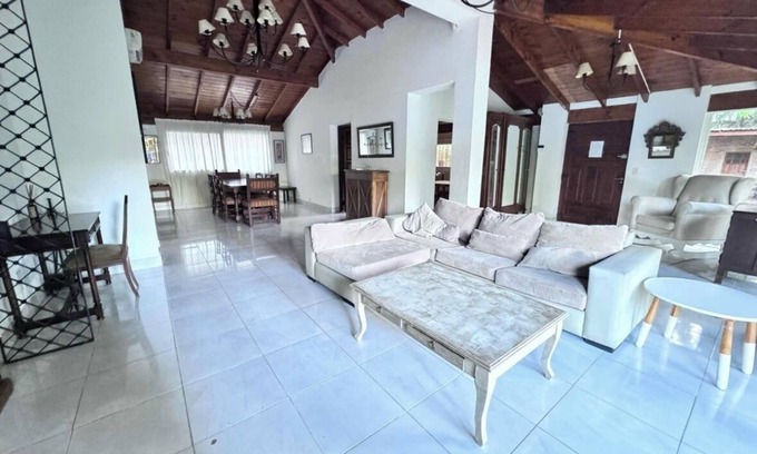 Ingeniero Maschwitz Ski Chalet | Large villa with swimming pool very close to the capital city - relax in nature