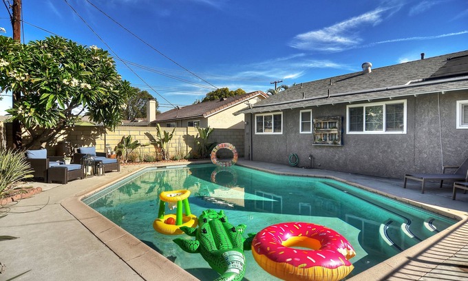 Hermosa Village House | LAST MINUTE SPECIAL! Amenities! Pool & Game Room! Close walk to Disney!