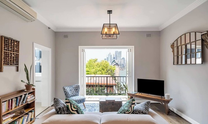 Kirribilli Apartment | 'Latitude' - Stunning Opera House Views, Designer 2 Bedroom Executive Apartment w/airconditioning