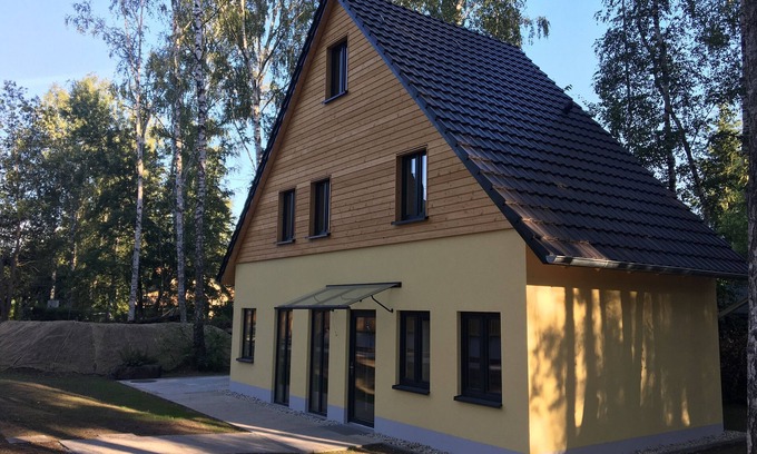 Gorden-Staupitz House | lauch3.de: yellow holiday home by the lake