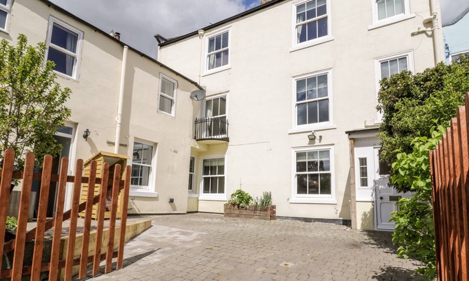 West Cliff Cottage | LAUREL HOUSE, pet friendly, character holiday cottage in Whitby