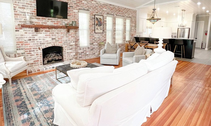 Laurel House | Laurel Top Property, Downtown Walkable, King Bed