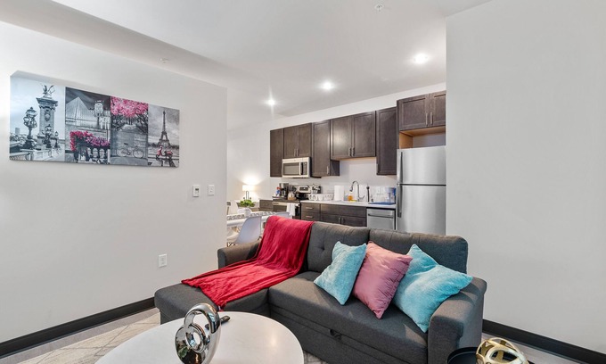 Westown Apartment | Lavish 1BR at Historic Journal Sentinel/65" TV
