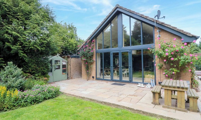 Potter Brompton Cottage | LAWNSWOOD, pet friendly, country holiday cottage in Sherburn