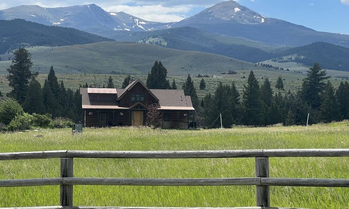 North Meadow Creek House | Lazy Ass Ranch in North Meadow Creek