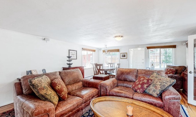 Broadmoor House | Lazy Bear Retreat