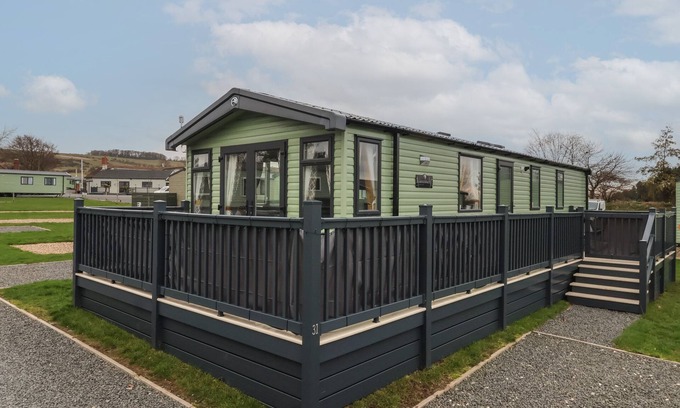 West Heslerton Cottage | LAZY DAYZ LODGE, pet friendly, with hot tub in Malton