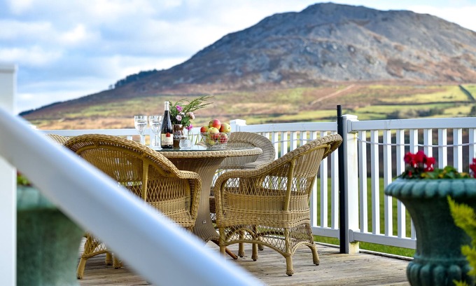Garn Fadryn House | Lazy Nook - Three Bedroom House, Sleeps 6