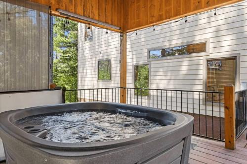 Broken Bow House | Lazy Trout Cabin Hot Tub & Roof-top Patio!
