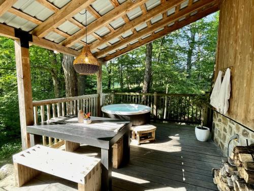 Lac-Brome Ski Chalet | Le 14 Chalets Howard - Spa-Shower-Hammock-Bromont