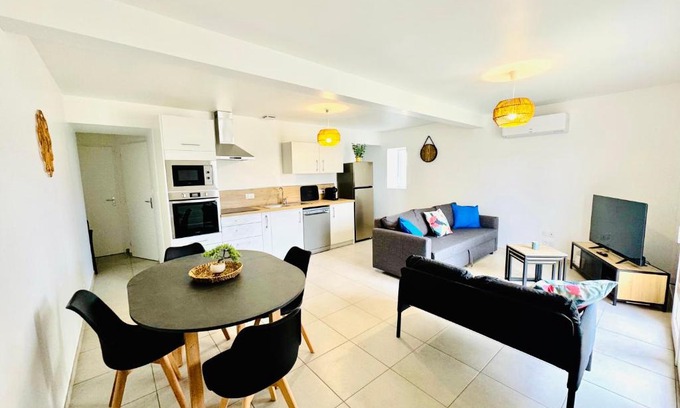 Chanas House | Le Cèdre Enchanté - Maison avec 2 chambres pour 6 personnes climatisée, avec terrasse et BBQ
