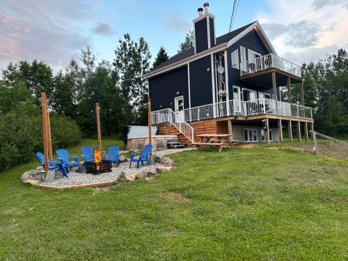 Petite-Riviere-Saint-Francois Ski Chalet | Le Rassembleur, SPA & SALLE DE JEU