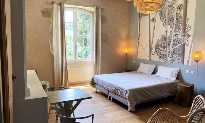 Saint-Jean-le-Comtal Bed & Breakfast | Le Château de Camille