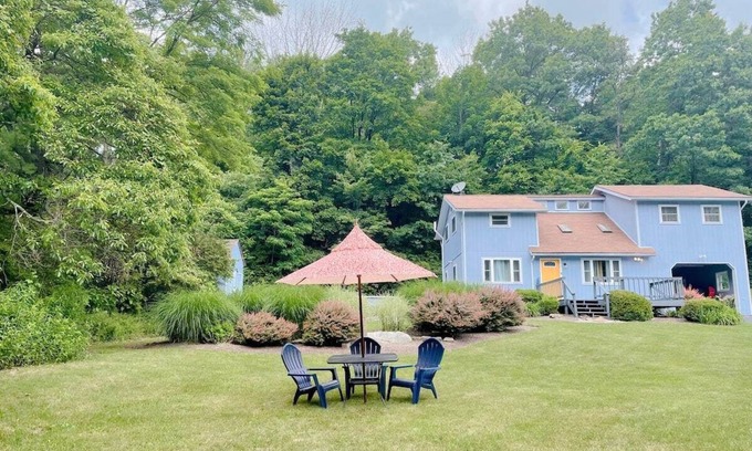 Stroudsburg Ski Chalet | Le Chalet Blue near Camelback, Poconos, 6Bed, Sleeps 10, Pool