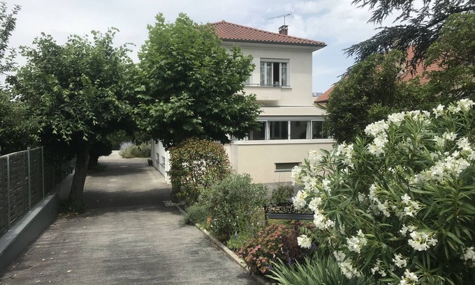 Romans-sur-Isere Bed & Breakfast | Le Clos de Musset, 2 ch-tele-garden-parking - Nature in the city