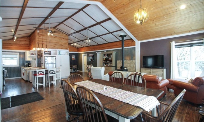 Saint-Andre-Avellin Cottage | Le Duc on the Lake - Cozy waterfront Cottage
