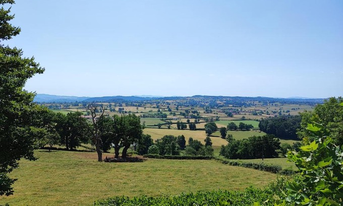 Saint-Julien-de-Civry House | Le Gîte de la colline