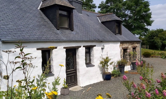 Calanhel House | Le Gîte "les Sources de Guerzouil" Vous Accueille Dans son bel Écrin de Verdure