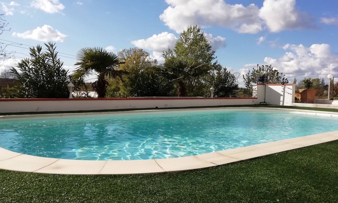 Lagardelle-sur-Leze House | Le Gite du Moulin with its swimming pool, private spa and pétanque court.