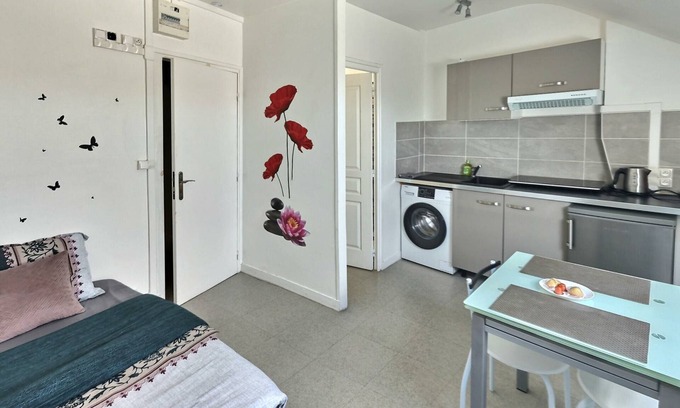 Evreux Apartment | Le Lumineux Studio 6 Face Gare Wifi Gratuit et à Deux pas du Centre Ville !