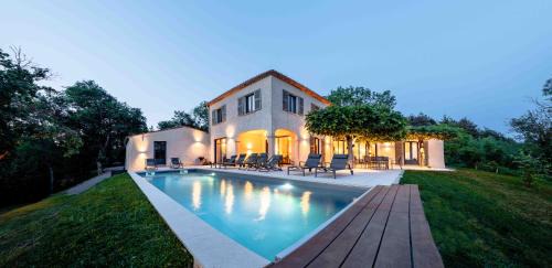 Thiers Villa | Le mas du roulier, villa provençale chic, 320m2 au calme avec vue 180 sur puy de Dôme