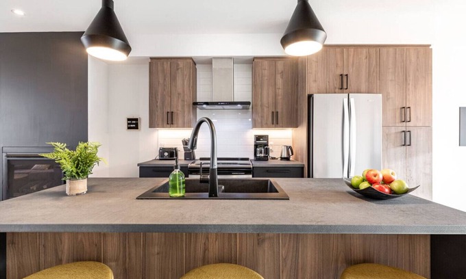 Magog Apartment | Le Memph: 1-bedroom pool spa Lake Memphremagog