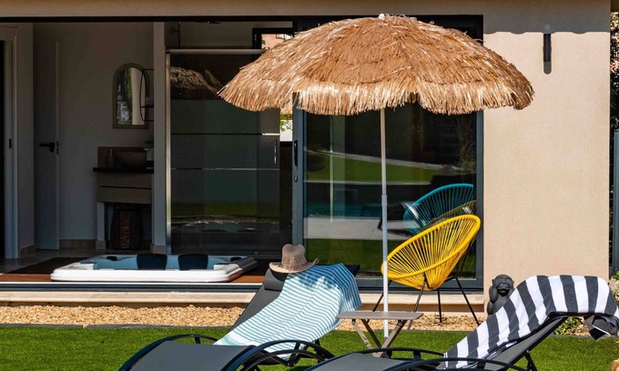 Preconil Apartment | Le Mimosa apartment with private terrace on garden level, a stone's throw from the village.