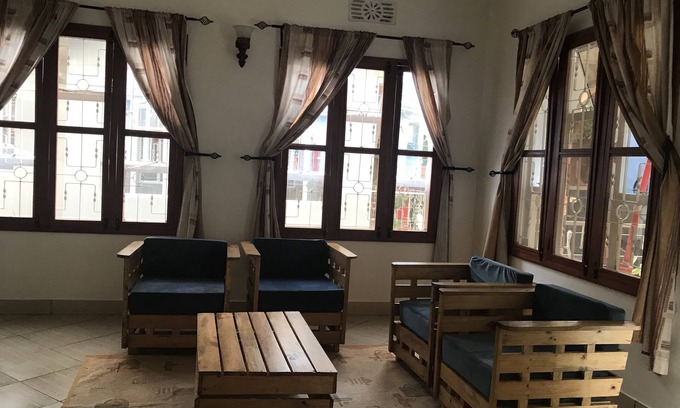 Boma la Ngombe House | Le Parlour