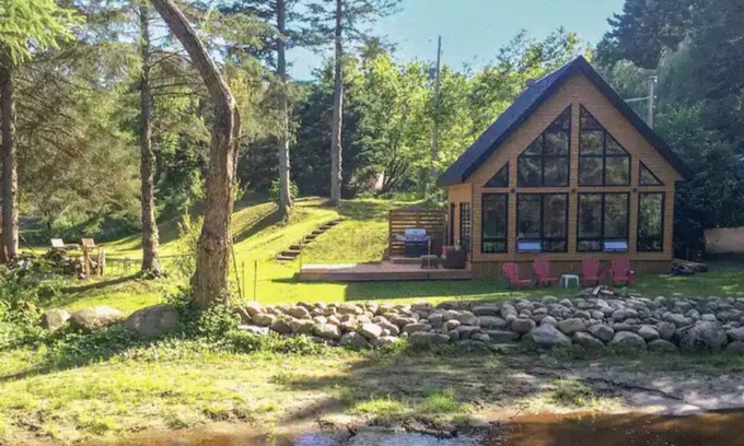 Donnacona Ski Chalet | Le Petit Renard | Riverfront cottage