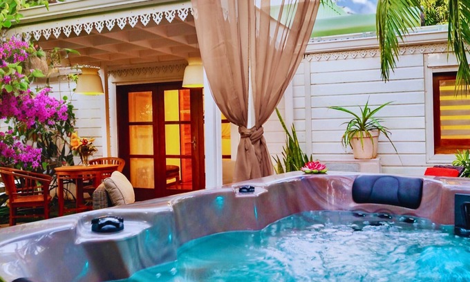 Etang Sale Les Bains House | Le Ravenale* Romantic bungalow with private Jacuzzi just a stone's throw from the sea