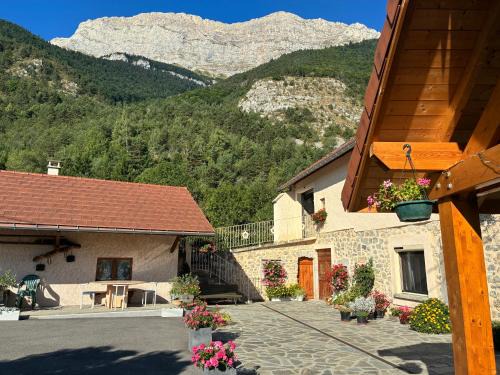 Le Glaizil Bed & Breakfast | Le Rocher des Ducs, vue sur montagne, abris voitures et motos