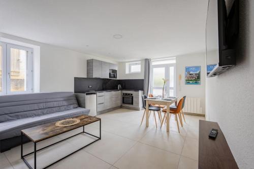 Paroisse Saint-Vincent-de-Paul Apartment | Le Royal Dole - Parking Gratuit & Logement Confortable à Dole