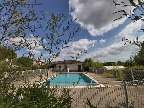 Gaillac Apartment | Le Sporting Land - avec entrée autonome, parking privé & sa piscine ! -