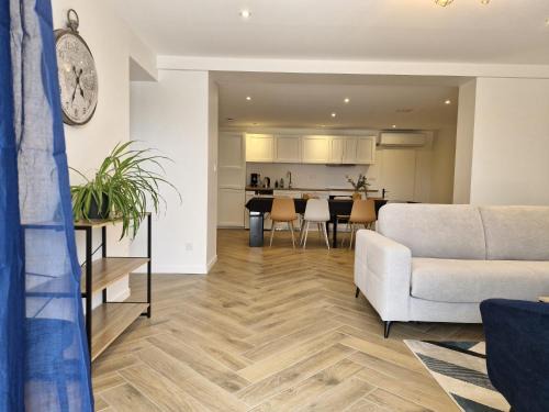 Lagnieu Apartment | Le Zénith - 3 chambres, 3 sdb, climatisé - 8 pers max - Réservation à la chambre possible - Local à vélos
