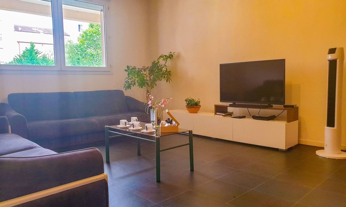 Charpennes - Charmettes Apartment | Le Zola, T2 Calme à la Limite de Lyon