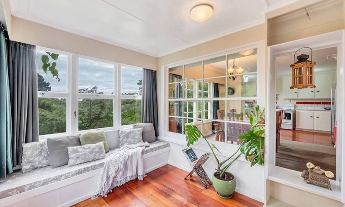 St. Heliers House | Leafy, quiet, rustic but so convenient. Close to CBD, beaches and forest.n