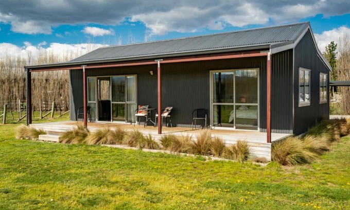 Alexandra House | Leaning Rock Cottage at Wild Irishman Wine Estate - Alexandra Holiday Home