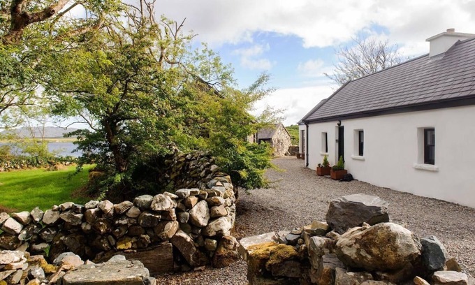 Clifden Cottage | Leap Year Cottage by Lake Beaghcauneen in Clifden
