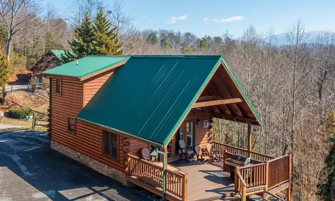 Black Bear Falls Cabin | LeConte View Lodge: Black Bear Falls