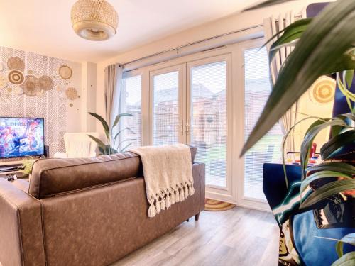 Stanley House | Leeds getaway with hot tub & gaming room