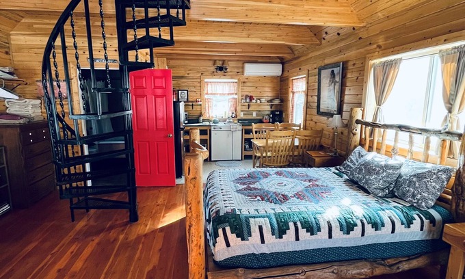 Salmon Cabin | Lemhi Shoshone Cabin, Greyhouse Vacation Rentals
