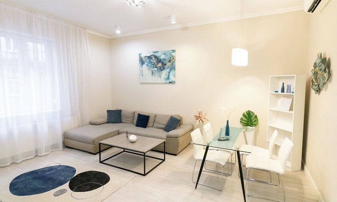 Rozsadomb Apartment | Lerissa Buda apartment in superb Budapest near Castle District with WiFi, AC