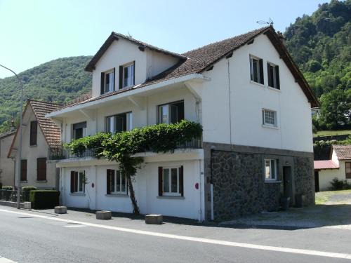 Vic-sur-Cere Apartment | Les Glycines