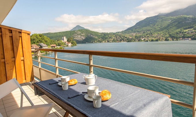 Bredannaz Apartment | LES LIBELLULES - Appartement surplombant le lac.